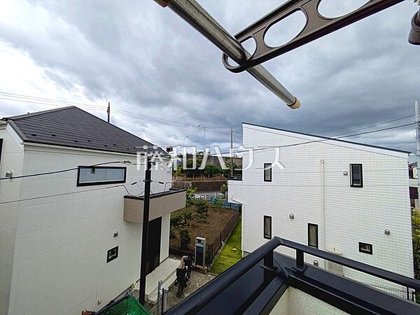≪住戸からの眺望写真≫　豊かな緑・澄んだ青い空は、表情豊かに四季折々の景観を楽しませてくれることでしょう。この場所から新しい家族の時間を紡いでくれます。　【府中市日新町3丁目】