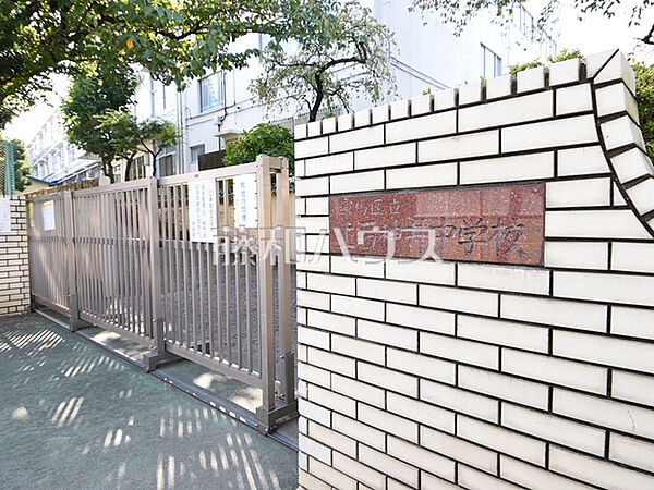 練馬区立上石神井中学校 (600m)