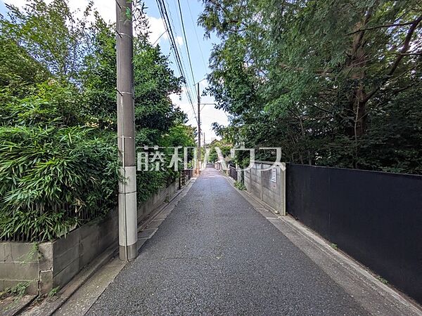 前面道路は南道路幅員4ｍとなっております。 南道路なので日当たり良好です♪