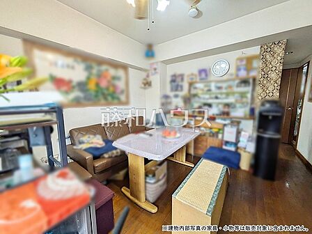 ≪リビング≫家族の存在を近くに感じ、心安らぐこの空間はいつも心地よく、気が付けば楽しい一日が終わろうとしている、そんな憩いのリビングです。【エクセラージュ府中白糸台　】