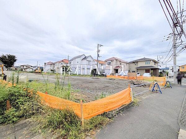 ≪現地外観≫南西側が道路に接道した開発分譲地のため日当たり良好の立地です。【府中市南町2丁目】