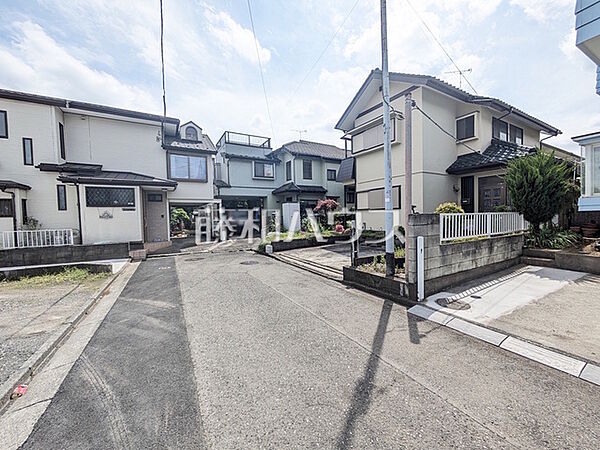 接道状況および現場風景（現況：古屋あり）　【東大和市中央4丁目】
