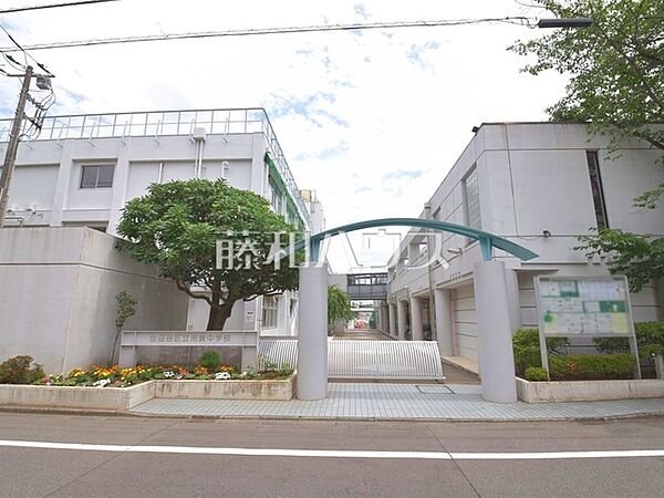 世田谷区立用賀中学校 (480m)