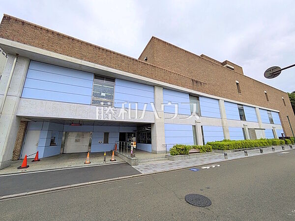 武蔵野市立中央図書館 (810m)