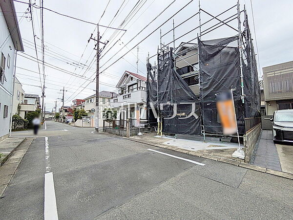 接道状況および現場風景　【日野市東豊田3丁目】 東南側道路で、日当たり良好です。