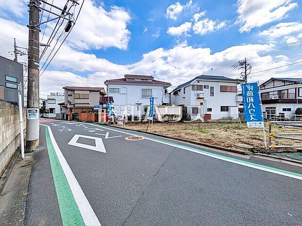 接道状況および現場風景 見学はしたいけど、なかなか時間が取れない・・・そんな方に出勤前や仕事終わりにマイホームを見学できるサポートをいたします。 【西東京市泉町6丁目】