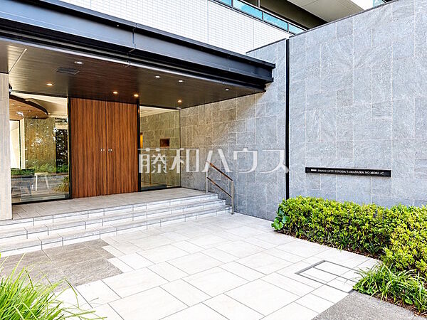 ≪エントランス≫ 物件の事、諸費用の事など、小さな疑問も、お気軽にご連絡・ご相談下さい。　　【プラウドシティ豊田多摩平の森】