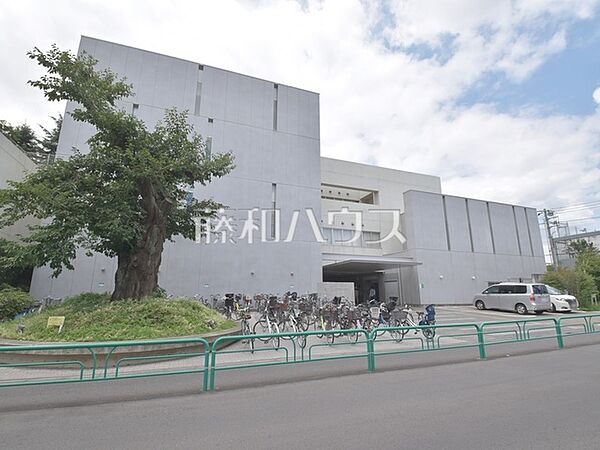 杉並区立井草中学校 (790m)