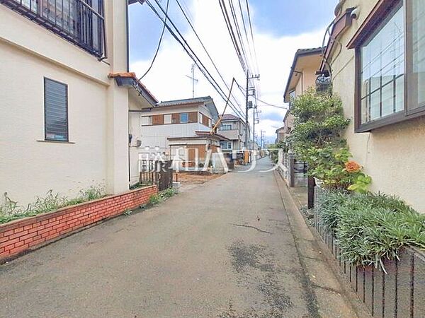 接道状況および現場風景　【東久留米市弥生1丁目】 物件の事、諸費用の事など、小さな疑問もお気軽にご連絡・ご相談下さい。