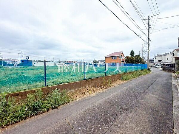 接道状況および現場風景　【東久留米市下里2丁目】周辺は落ち着いた雰囲気の住宅地で、小さなお子様がいるご家庭も安心です