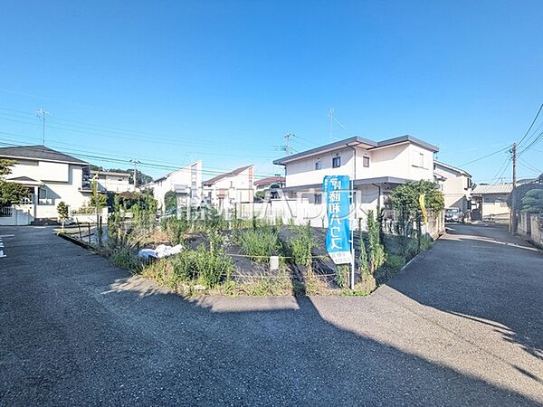 接道状況および現場風景　【日野市東豊田1丁目】 家族みんなの眩い笑顔、豊かな開口がもたらすこの場所は過ごす時を楽しむ時を紡ぐ場所、たくさんの笑顔があふれ心地よい時間が流れていくことでしょう。　
