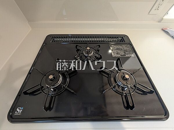 3口コンロ 3つの鍋を同時に使用でき、献立が一度に仕上がります。