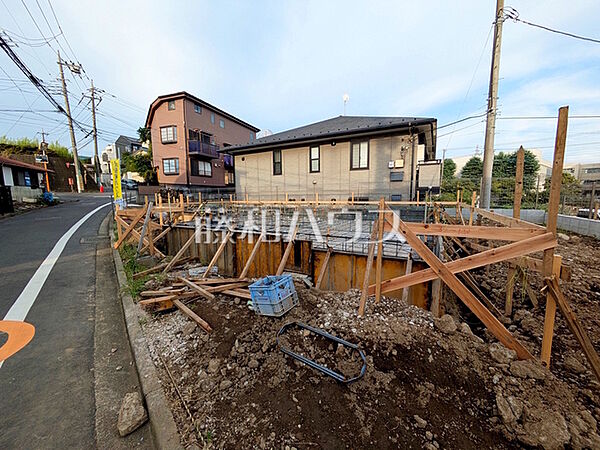 ≪現地外観≫全棟大きなソファーを置いても圧迫感がない約20帖の広々LDKプラン！　【府中市小柳町2丁目】