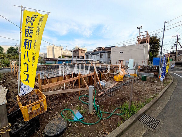 ≪現地外観≫2台駐車可能なカースペース（車種による）は、車を置かない際には自転車を置いたり、フリースペースとしても有効活用できます。　【府中市小柳町2丁目】