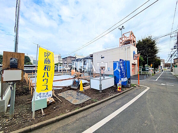 ≪現地外観≫京王線「多磨霊園」駅 徒歩5分！この恵まれたロケーションによる幸福感は、毎朝の通勤時にしっかりと感じられるのではないでしょうか。【府中市小柳町2丁目】