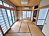 寝室：閑静な住宅街で落ち着いた街並みです【所沢市大字久米】