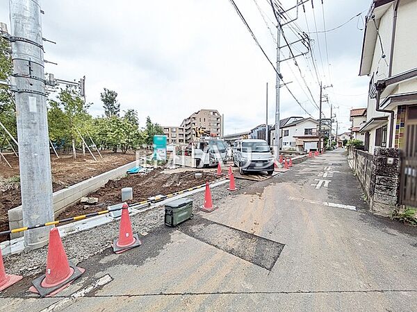 接道状況および現場風景　【東村山市美住町2丁目】 ハウスメーカーから建物プランまで、あなたの「夢」を「カタチ」にできるフリースタイル分譲地で、夢のマイホームを建築してみませんか？