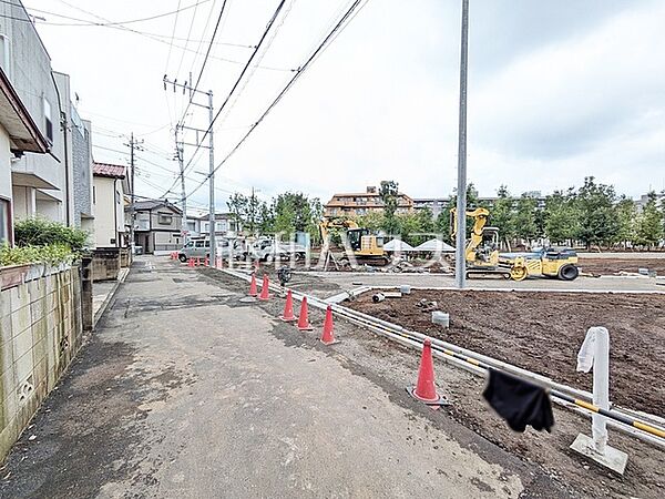 接道状況および現場風景　【東村山市美住町2丁目】 ご家族の夢を思いのままにかなえるため、自由設計プランを採用。ご家族お一人お一人にマッチした、世界に一つだけのオリジナル住宅を実現してみませんか？