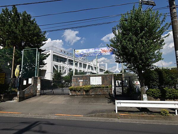 日野市立日野第三小学校 (810m)