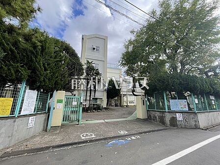 杉並区立西田小学校 (970m)