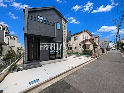 外観:1号棟 接道状況および現場風景 【東村山市青葉町3丁目】 外観:1号棟 接道状況および現場風景 【東村山市青葉町3丁目】