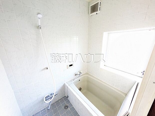 浴室　【東村山市多摩湖町2丁目】浴室は湿気がたまりやすいですが、窓があるだけで換気もできてカビ対策にもなるので嬉しいですね。　