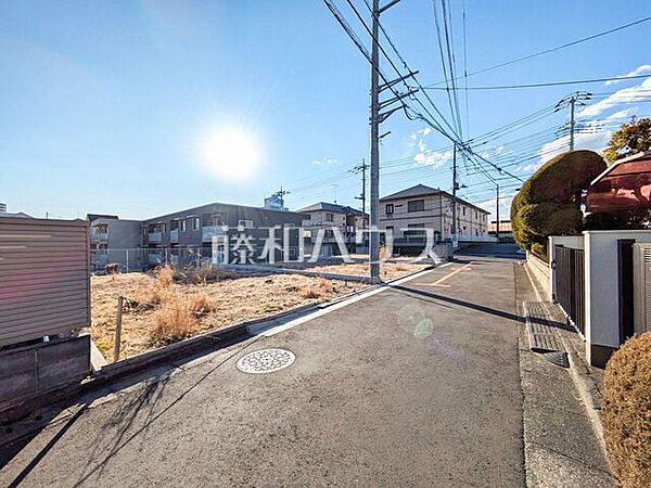 接道状況および現場風景　【新座市畑中3丁目】 建物のプレゼンをさせていただきますので、実際の完成イメージを思い描いていただくことができます。お気軽にお問合せ下さい。
