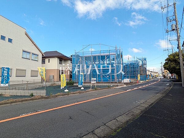 接道状況および現場風景　【日野市大字日野】 南西側が開けているため、お日様の日差しもサンサンと降り注ぎます。　