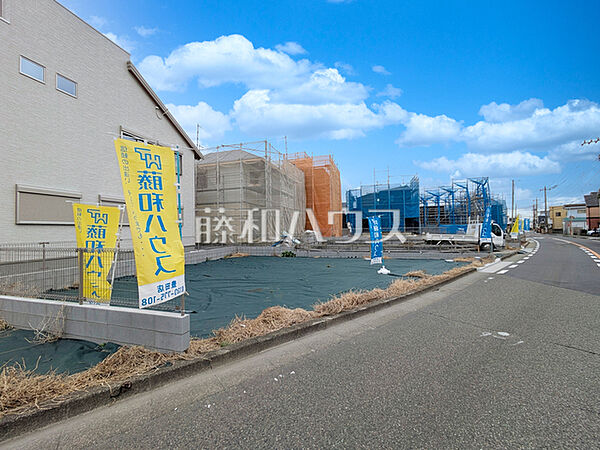 25号地　接道状況および現場風景　【日野市大字日野】 お買い物に便利な商業施設も充実のエリアです。　