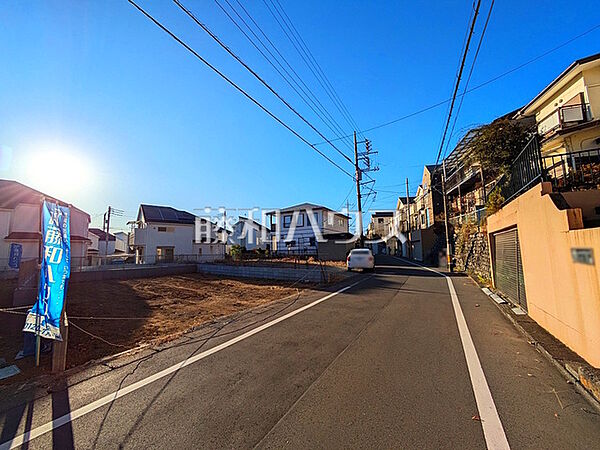 接道状況および現場風景　【日野市西平山5丁目】物件の事、諸費用の事など、小さな疑問も営業担当までお気軽にご連絡・ご相談下さい。