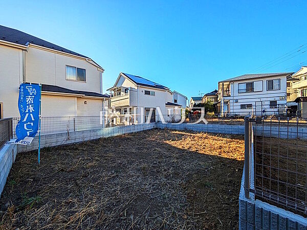 2号地　現地写真　【日野市西平山5丁目】 道路から奥まった住まいは、車や人通りも気にならずプライバシーの確保された住空間を保つことができます。　