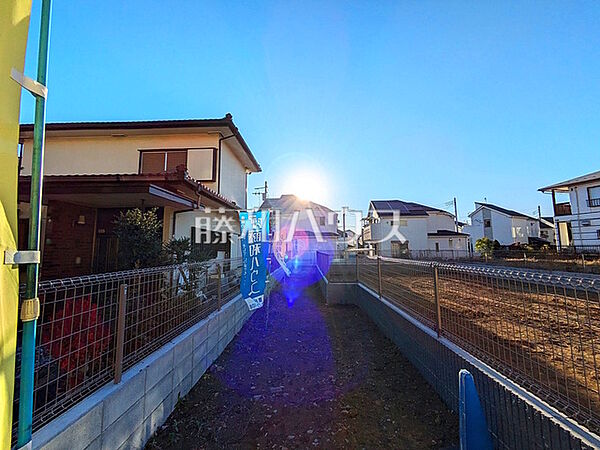 2号地　現地写真(路地状部分)　【日野市西平山5丁目】整形地に比べ、購入価格が抑えられる敷地延長の土地。コストを抑えて住宅を建築したい方はぜひご検討下さい。