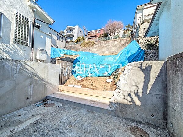 現地写真　【国分寺市南町2丁目】道路から奥まった旗竿地は、小さなお子様が急に道路に飛び出てしまうことを防ぎます。安心してお庭で遊ぶことができますね。