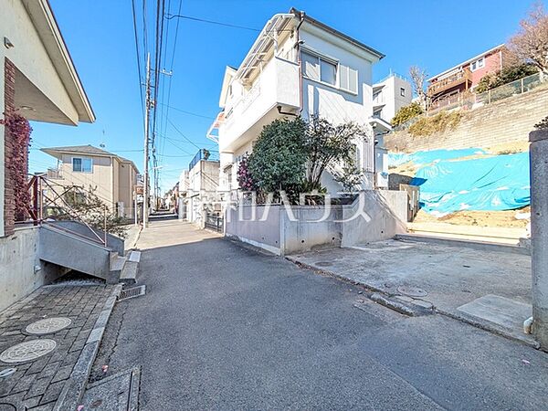 接道状況および現場風景　【国分寺市南町2丁目】緑と陽射しに恵まれた光あふれる住宅街です。