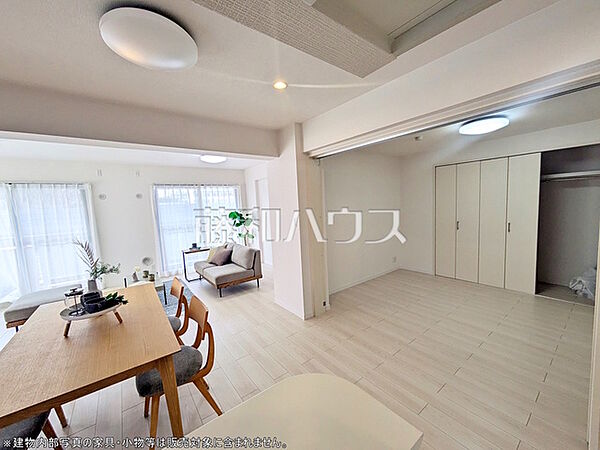 ≪リビング≫リビングに隣接する居室の引き戸を開ければさらに開放感が広がります。【ネオステージ多摩センター】　