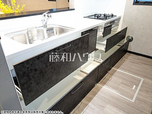 収納力豊富なスライド収納付きシステムキッチン。大きな鍋やフライパンの出し入れもスムーズです。【清瀬市中里5丁目】