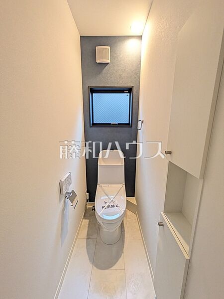 トイレはいつまでも清潔な空間を保てるように、目に留まるだけではなく、汚れを拭き取り易いフロアと壁紙にしました。　　【清瀬市中里5丁目】