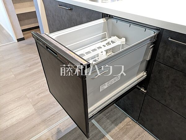 食器洗い乾燥機　【清瀬市中里5丁目】  目指せ時短！食洗機で大幅に家事が楽々に。空いた時間は家族の団らんや、食後のテレビ鑑賞やリラックスする時間にでき、毎日の暮らしにゆとりが生まれます。　