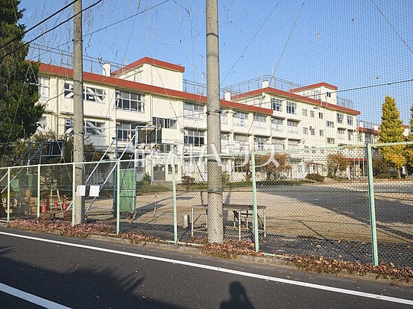練馬区立豊玉中学校 (590m)