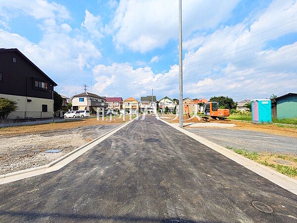 接道状況および現場風景　【武蔵村山市残堀1丁目】 周辺環境はもちろん、日当たりや設備仕様など、実際に行ってみないと分からないことも多くございます。ご案内いたしますので、お気軽にお問い合わせください。