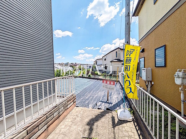 ≪現地外観≫道路から奥まった住まいは、車や人通りも気にならずプライバシーの確保された住空間を保つことができます。【調布市上石原3丁目】
