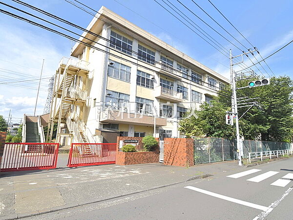 八王子市立椚田小学校 (1110m)