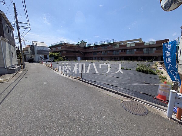 接道状況および現場風景　【三鷹市牟礼1丁目】周辺環境も重要なポイントです。ぜひ一度お客様の目でご覧ください。　