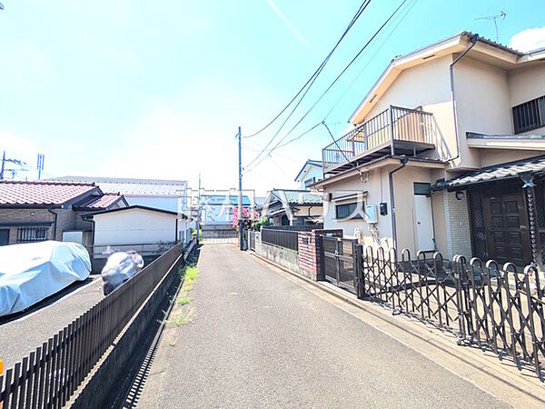 接道状況および現場風景　【小平市津田町3丁目】　 思い描いていた理想の家を、この土地で実現させてみませんか？