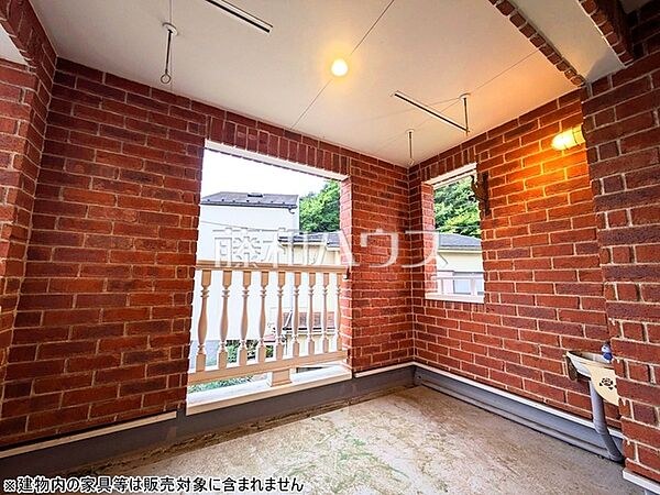 バルコニー　【府中市八幡町2丁目】赤みのあるレンガがステキですね。