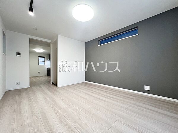 ≪リビング≫落ち着いた色味のアクセントクロスが、ワンランク上の空間を演出します。【世田谷区千歳台5丁目】