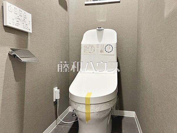 ≪トイレ≫温水洗浄機能付きトイレで清潔にご使用いただけます。　　【世田谷区千歳台5丁目】