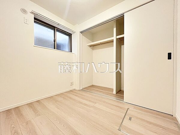 ≪サービスルーム≫  納戸は窓が控えめで日光の影響を受けにくく、洋服や本の日焼けを気にせず保管することができます。 　【世田谷区千歳台5丁目】