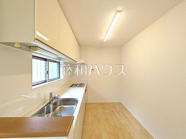 キッチン　【三鷹市牟礼7丁目】ダイニングとの一体空間でLDKを広く活用できる壁付けキッチンは、配膳や片付けも手早く行えます。
