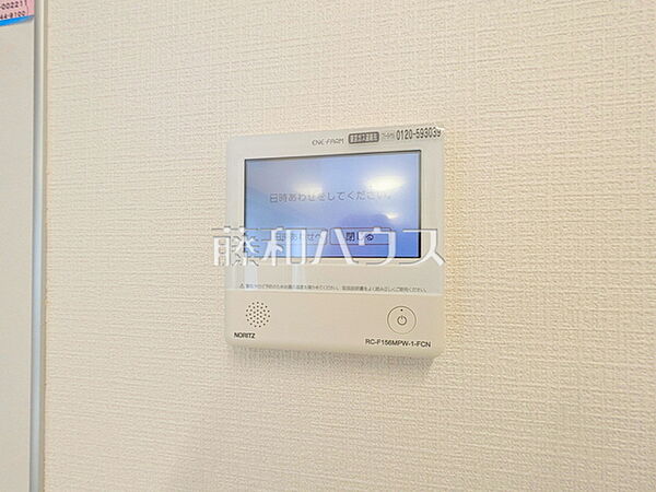 給湯機リモコン　【三鷹市牟礼7丁目】 エネファームは都市ガスを利用し電気を発電。さらに発電時の熱を利用し、お湯をつくります。